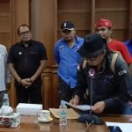 Wakil Bupati Kabupaten Kutai Timur (Kutim) Kasmidi Bulang mendengarkan aspirasi yang digaungkan buruh kaltim yang melakukan unjuk rasa (dok: linteranews)