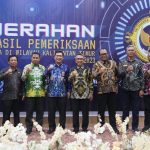 Bupati Ardiansyah Sulaiman didampingi Wakil Bupati Kasmidi Bulang, Ketua DPRD Kutim Joni, Seskab Kutim Rizali Hadi dan Asisten Administrasi Umum Seskab Kutim Sudirman Latief, dalam menerima penghargaan Opini WTP dari BPK RI.