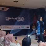 Dispora Kutai Timur bekerjasama dengan Komunitas Krast, menggelar Pelatihan Membatik dan Pagelaran Fashion Show Karya Desainer Lokal melalui kegiatan Wastra Etam.