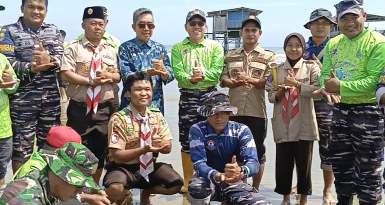 Penanaman terumbu karang dalam rangka Peringatan Hari Lingkungan Hidup sedunia oleh Pemerintah Kabupaten (Pemkab) Kutai Timur (Kutim)