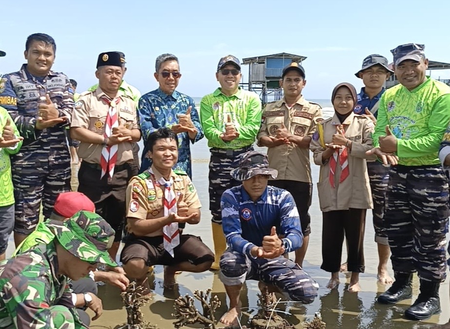Penanaman terumbu karang dalam rangka Peringatan Hari Lingkungan Hidup sedunia oleh Pemerintah Kabupaten (Pemkab) Kutai Timur (Kutim)