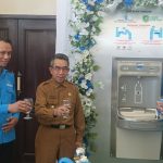 Bupati Ardiansyah saat mencoba mengkonsumsi Anjungan Air Siap Minum di Kantor Bupati Kutim