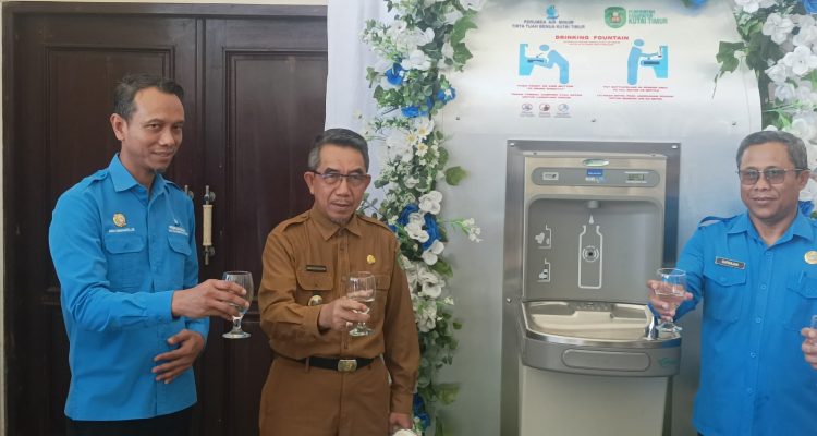 Bupati Ardiansyah saat mencoba mengkonsumsi Anjungan Air Siap Minum di Kantor Bupati Kutim