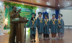 Wakil Bupati Kutai Timur (Kutim) Kasmidi Bulang hadiri wisuda, pelantikan, dan pengambilan sumpah asisten keperawatan angkatan ke-XIV siswi Sekolah Menengah Kejuruan (SMK) Keperawatan Singa Geweh
