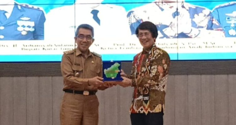 Bupati Kutai Timur Ardiansyah Sulaiman mendapatkan penganugerahan Seto Award oleh Ketua Lembaga Perlindungan Anak Indonesia Seto Mulyadi