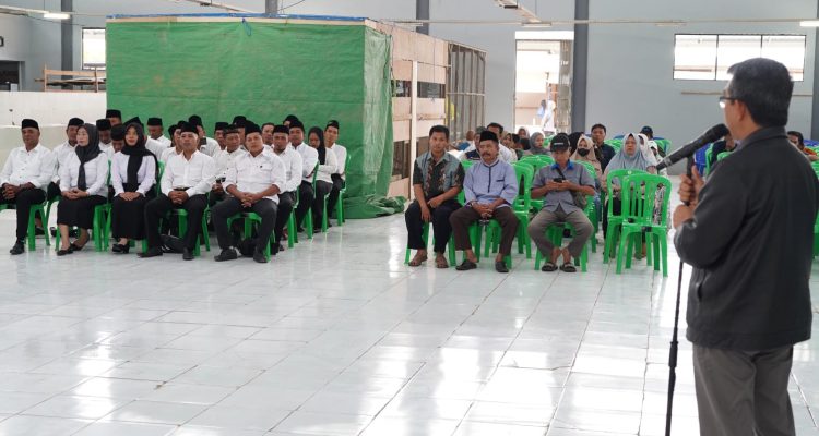 Ardiansyah Sulaiman sampaikan sambutannya dalam Lomba Burung Berkicau Camat Rantau Pulung Cup I yang diadakan di Pasar Padang Raya, Kecamatan Ranpul, Minggu (9/6).