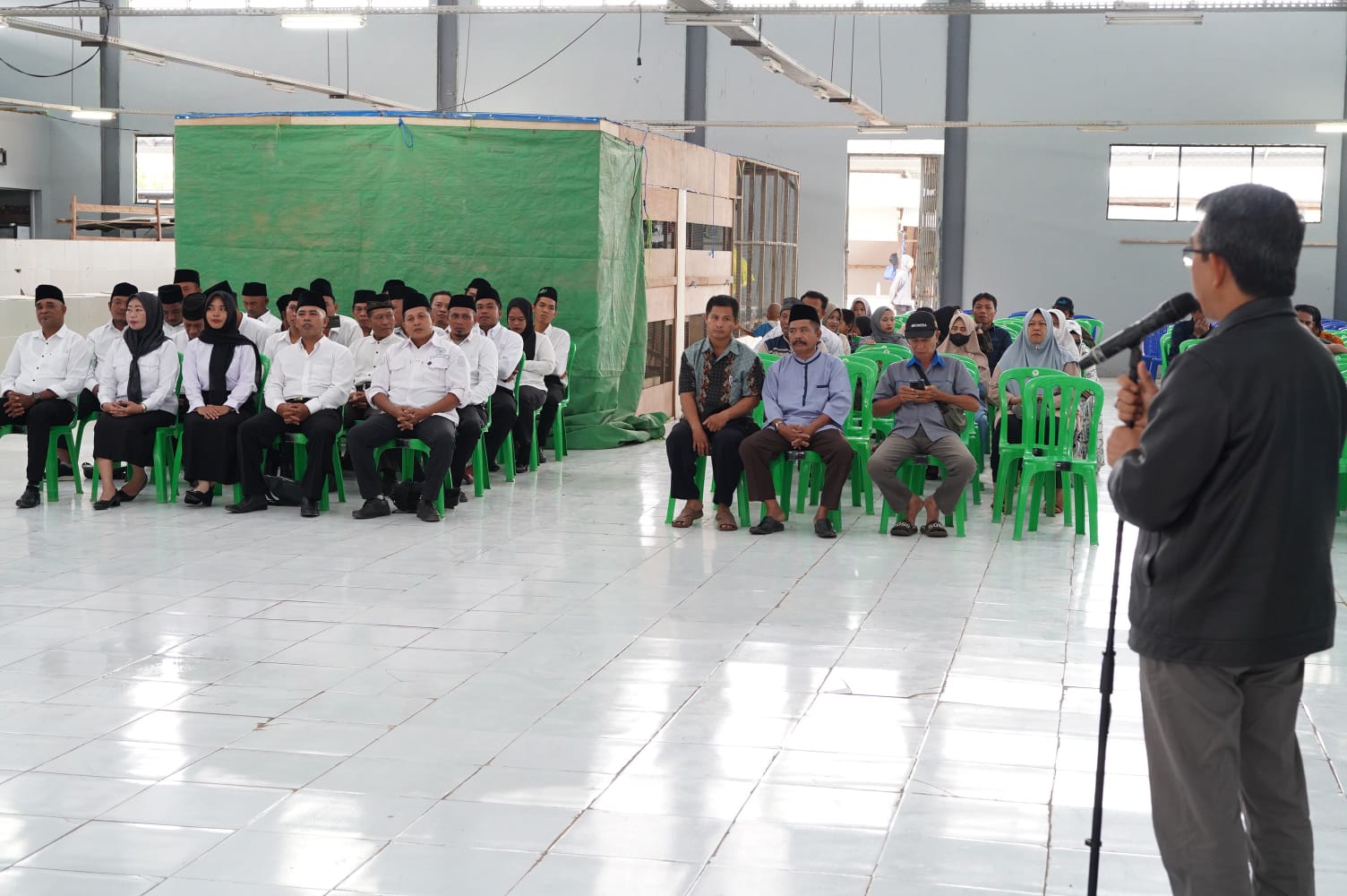 Ardiansyah Sulaiman sampaikan sambutannya dalam Lomba Burung Berkicau Camat Rantau Pulung Cup I yang diadakan di Pasar Padang Raya, Kecamatan Ranpul, Minggu (9/6).