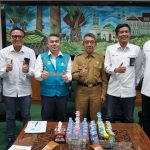 Bupati Ardiansyah Sulaiman bersama Kepala Bagian Sumber Daya Alam Setkab Kutim Arif Nur Wahyuni
