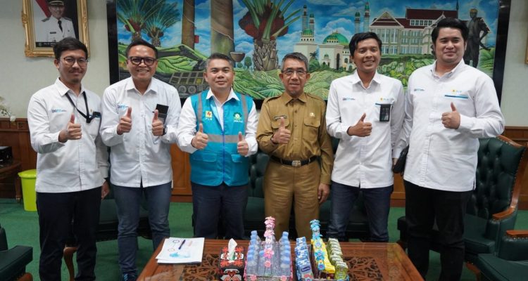 Bupati Ardiansyah Sulaiman bersama Kepala Bagian Sumber Daya Alam Setkab Kutim Arif Nur Wahyuni
