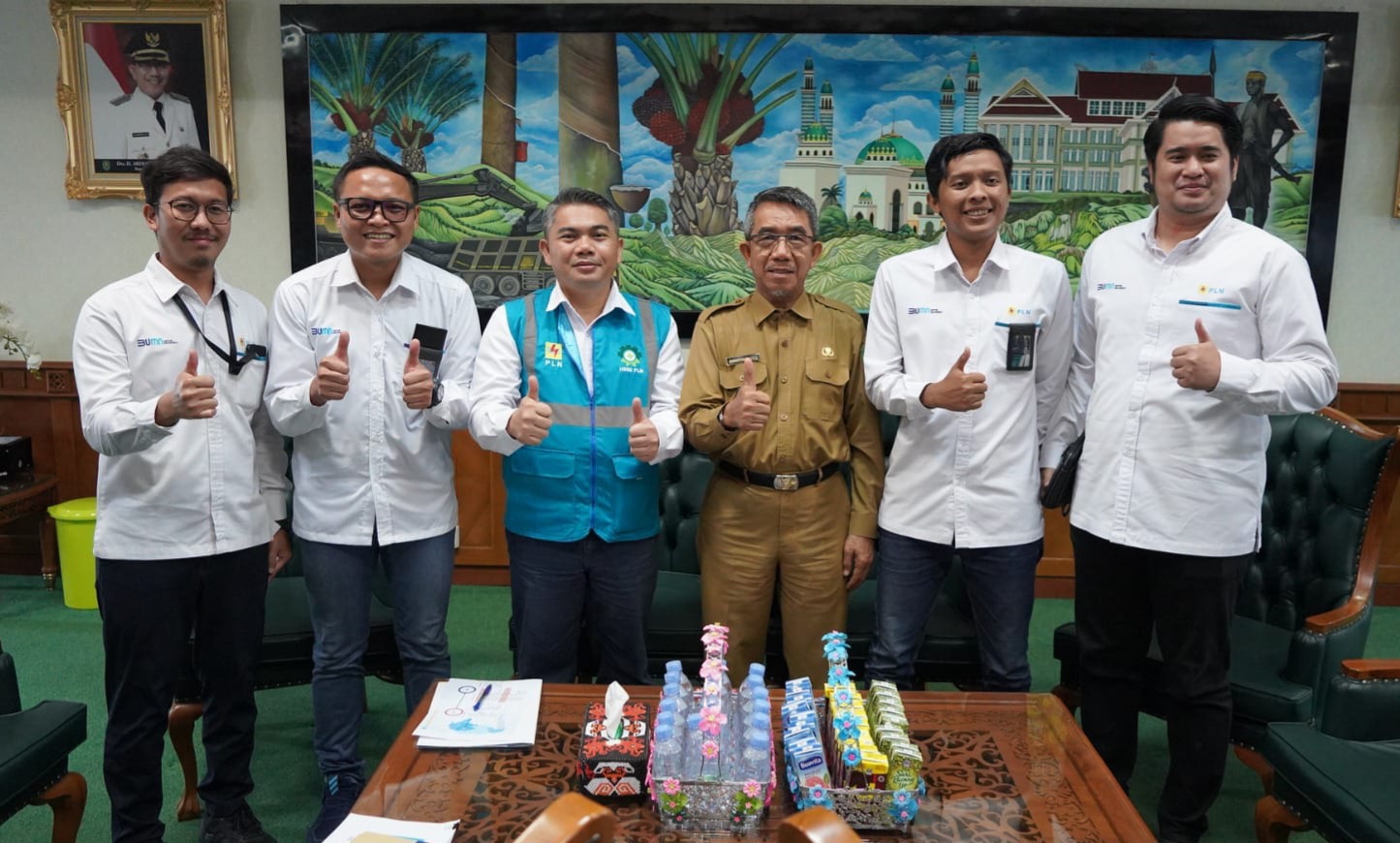 Bupati Ardiansyah Sulaiman bersama Kepala Bagian Sumber Daya Alam Setkab Kutim Arif Nur Wahyuni