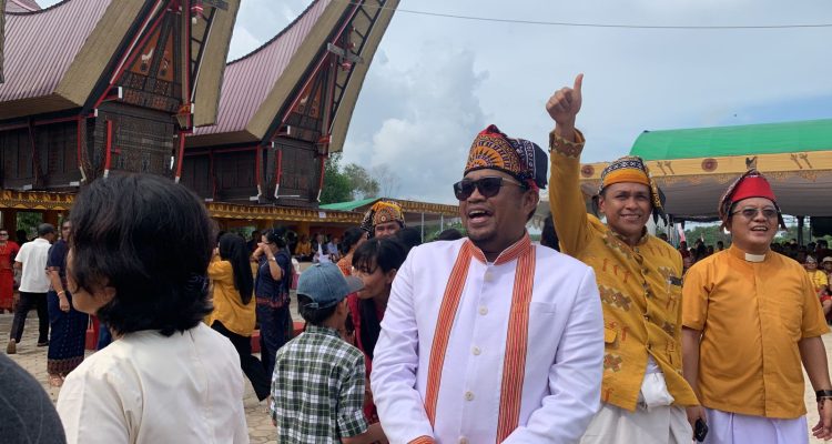 Wakil Bupati Kutim Kasmidi Bulang dalam agenda Pengukuhan IKAT Toraja Kutim